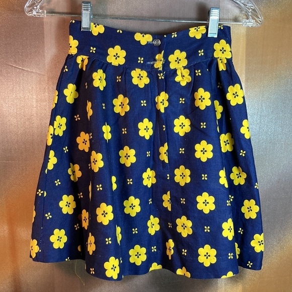 Vintage 2 piece navy & yellow 70’s set. Vest and skirt. 22” waist Size small 120 - Picture 2 of 5
